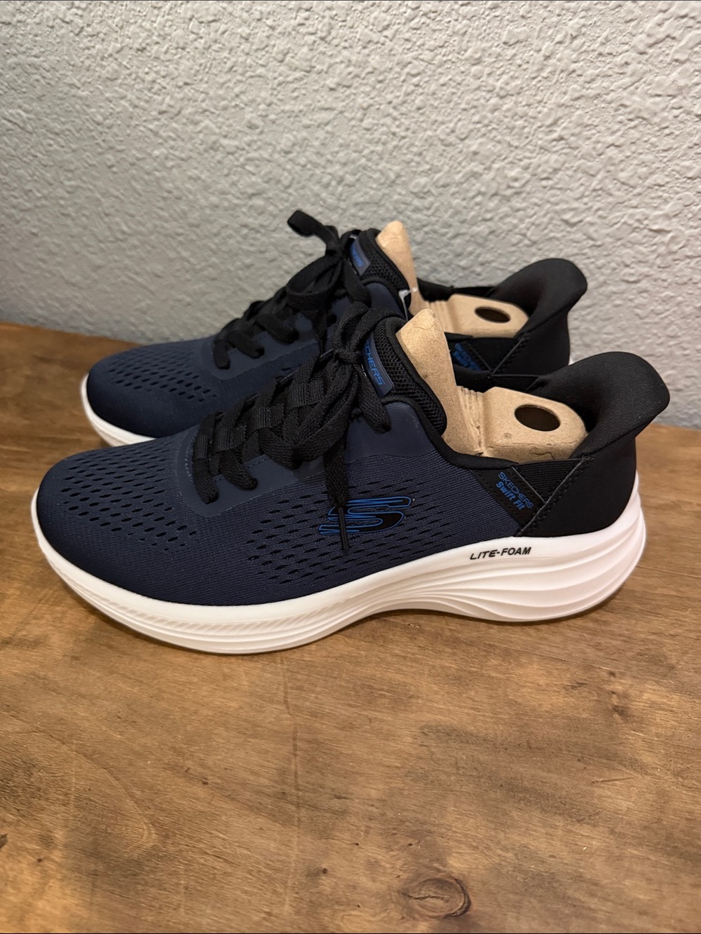 Skechers Men’s Navy Athletic Sneakers Hands Free Swift Fit size 8